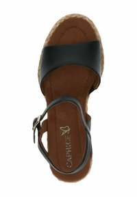 Černé kožené espadrilky na klínu s hnědým semišovým stélkou, kotníkovým popruhem a podrážkou obalenou jutou. Hladký povrch, stylový design.