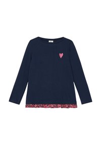 Marinefarbene Langarmbluse mit einem rosa Herz-Patch auf der Brust und einem floral gemusterten Rüschensaum in verschiedenen Pink- und Floraltönen.