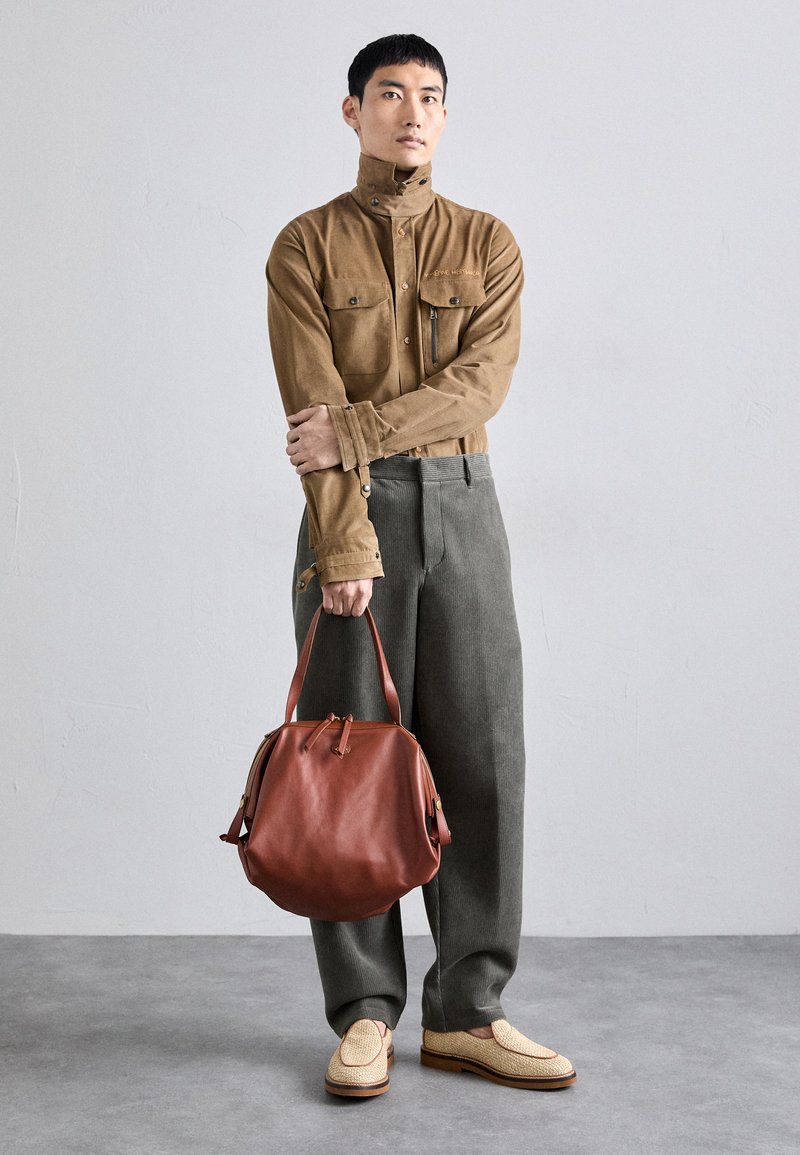 Vivienne Westwood MARA LARGE HOLDALL UNISEX - Tote bag - camel 