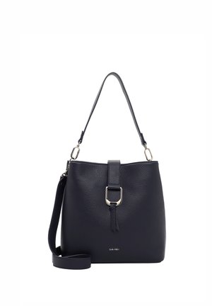 Melnas ādas rokassoma ar augšējo rokturi un noņemamu pleca siksnu, uz kuras priekšpuses ir sprādzes detaļa un smalks zīmola nosaukuma teksts.