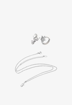 Conjunto de joyería de plata que incluye un colgante con forma de corona y un anillo a juego. Ambos artículos presentan detalles intrincados y un acabado pulido.