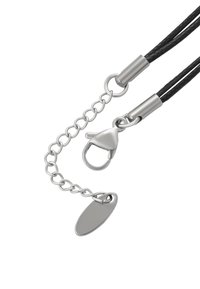 Melna pīts aukla ar sudraba metāla aparatūru, kurai ir aizdare un ķēdes piestiprināšana, ieskaitot gludu ovālu norādi beigās.