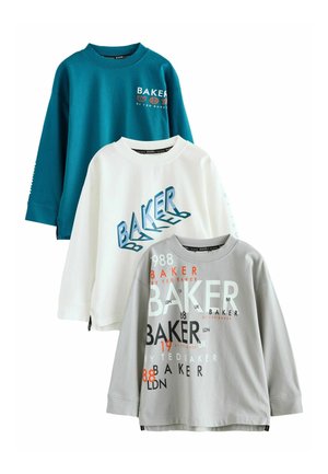 Drei Langarmshirts in Türkis, Weiß und Grau mit verschiedenen "BAKER"-Textdesigns, die vertikal auf einem weißen Hintergrund angeordnet sind.