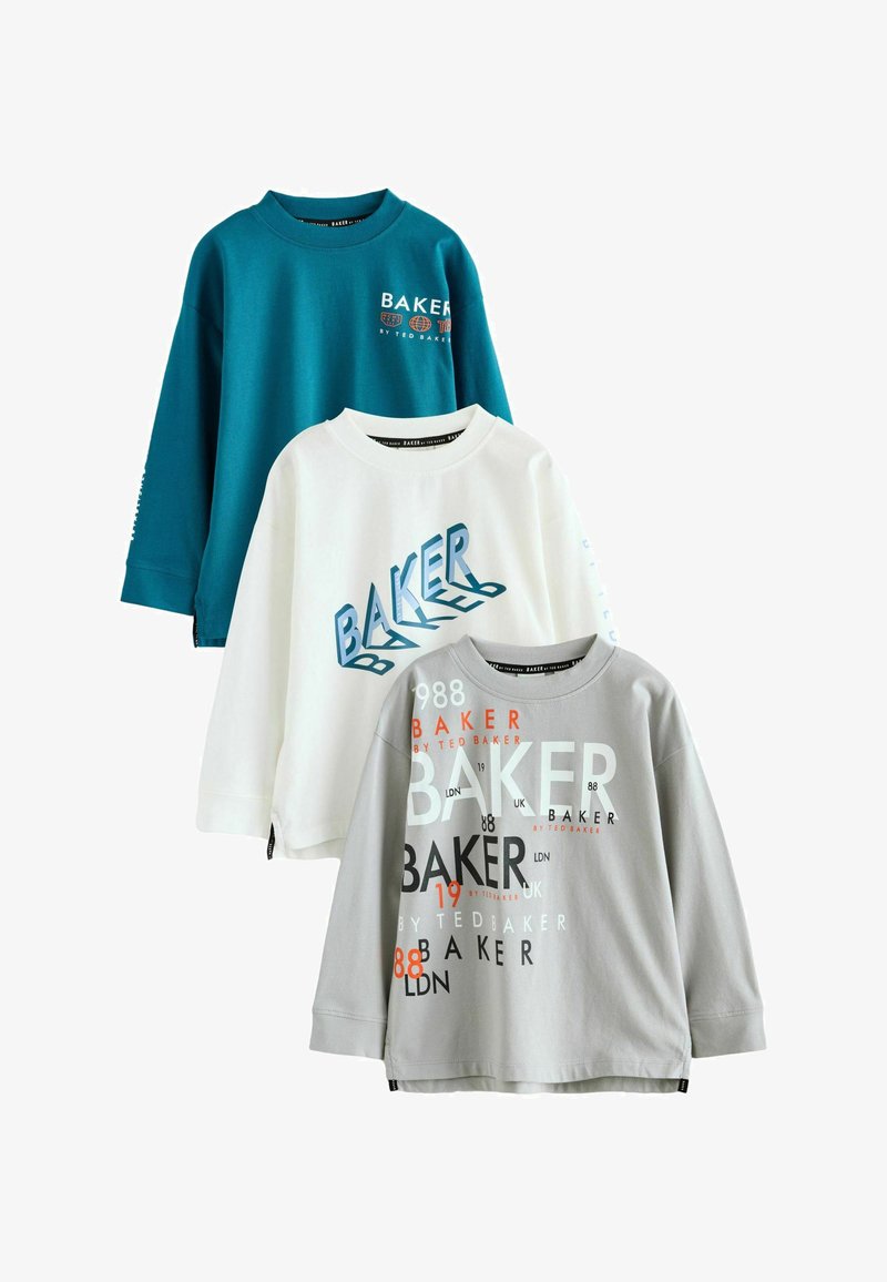 Trijų ilgomis rankovėmis marškiniai: mėtynos, baltos ir pilkos spalvų, su įvairiais "BAKER" teksto dizainais, išdėstytais vertikaliai ant balto fono.