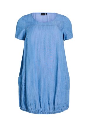 Jasnoniebieska sukienka dżinsowa z krótkimi rękawami, okrągłym dekoltem i marszczonym elastycznym dołem. Posiada dwie boczne kieszenie użytkowe.