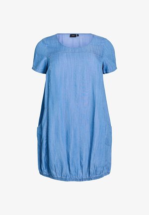 Jasnoniebieska sukienka dżinsowa z krótkimi rękawami, okrągłym dekoltem i marszczonym elastycznym dołem. Posiada dwie boczne kieszenie użytkowe.