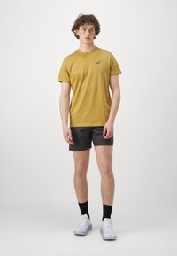 ASICS ROAD GRAPHIC TEE MEN - Marškinėliai su spaudiniu - lemongrass