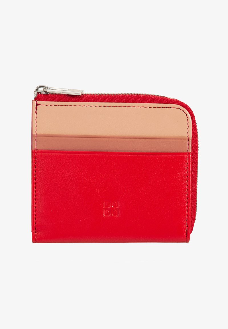 Portafoglio rosso in pelle con una texture liscia, dotato di chiusura con zip e diverse fessure per carte in tonalità beige e chiare. Logo impresso sulla parte anteriore.