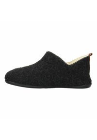 Chaussure noire en feutre à enfiler avec un col incurvé, un extérieur texturé et un intérieur en tissu doux. Présente un petit accent en cuir sur le talon.
