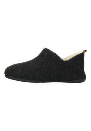 Chaussure noire en feutre à enfiler avec un col incurvé, un extérieur texturé et un intérieur en tissu doux. Présente un petit accent en cuir sur le talon.