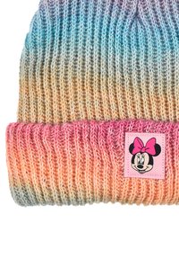 Gebreide muts met een gradient kleurenschema van blauw, oranje en pink. Voorzien van een patch met een cartoon muizen gezicht en een roze strik.