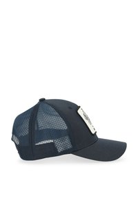Cappellino navy con parte posteriore in rete, visiera curva e un marchio rettangolare sulla parte anteriore. Design strutturato con materiale traspirante.