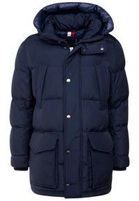 Giacca imbottita navy con colletto alto, grandi tasche frontali, bottoni a pressione e cappuccio. Presenta un design trapuntato e una consistenza morbida.