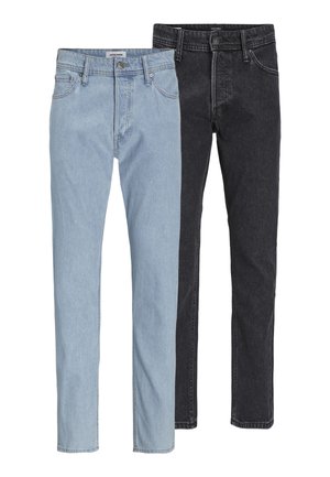 Dwie pary dopasowanych jeansów, jedne jasnoniebieskie, drugie czarne, obie z przednimi kieszeniami, szlufkami na pasek i zapięciem na guziki.