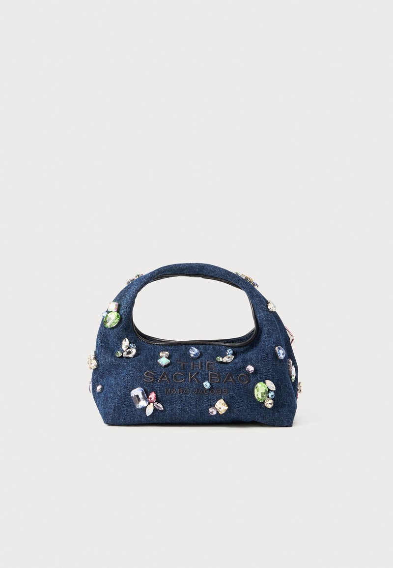 Bolsa de denims com gemas decorativas coloridas, pega arredondada e corpo espaçoso. A parte da frente apresenta o logótipo em relevo "THE SACK BAG MARG JACOBS."