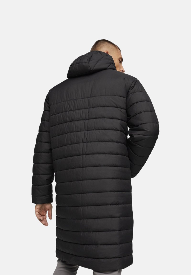 Manteau noir matelassé avec capuche, présentant un design matelassé horizontal, des manches longues et un ourlet qui descend sous le genou.