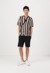 Pier One - 2 PACK - Shorts - black/olive Thumbnail Image 1