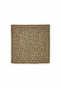 Schal mit Leopardenmuster auf grünem Hintergrund, mit orangefarbenen und beigen Flecken, eingerahmt von einem orange-grünen, dreieckigen Rand. Weiche Textur.