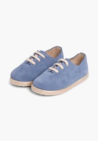 Scarpe in camoscio blu con lacci beige, punta rotonda e suola in juta intrecciata. Texture liscia con un design minimalista e senza accenti aggiuntivi.
