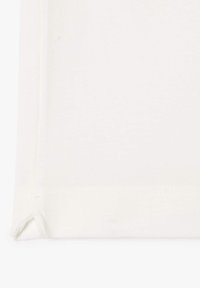 Vitt bomullstyg med en slät textur, som har en rengjord fåll och en platt, rektangulär form med subtila sömdetaljer.