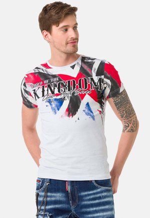 Weißes T-Shirt mit kurzen Ärmeln, das abstrakte Muster in Rot, Schwarz und Blau zeigt, mit dem Text "Lord of the Kingdom". Aus Baumwollstoff mit Rundhalsausschnitt.