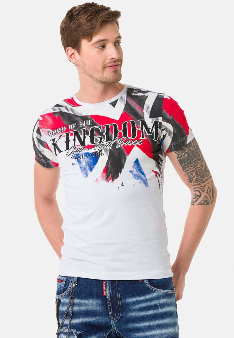 Weißes T-Shirt mit kurzen Ärmeln, das abstrakte Muster in Rot, Schwarz und Blau zeigt, mit dem Text "Lord of the Kingdom". Aus Baumwollstoff mit Rundhalsausschnitt.