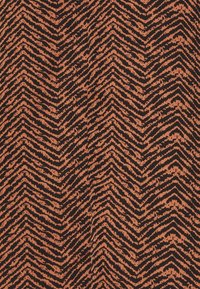 Textilie s vzorem zigzag v oranžové a černé barvě, s texturovanými liniemi vytvářejícími vlnový efekt. Vhodné pro různé textilní aplikace.