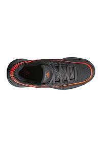Schwarzer Sportschuh mit orangefarbenen Akzenten, verfügt über ein perforiertes Obermaterial, eine gepolsterte Zunge und graue Schnürsenkel, ausgelegt für Komfort und Traktion.