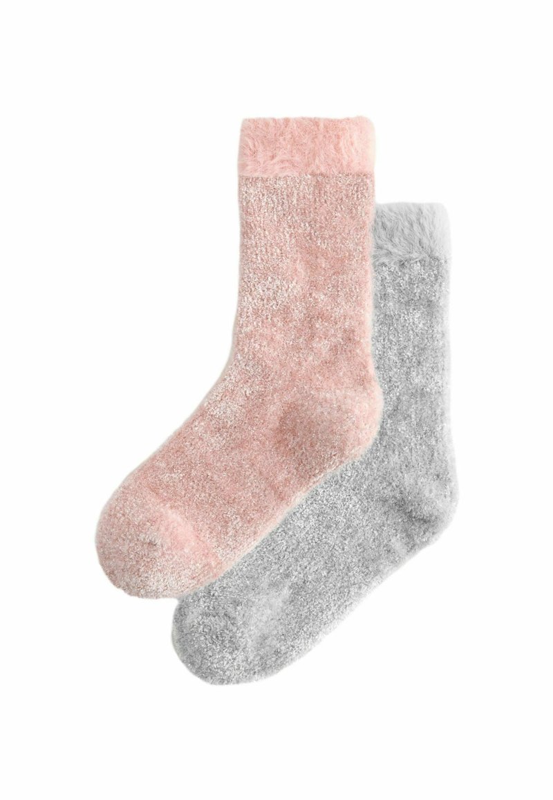 To par bløde, fuzzy sokker; den ene i lys pink med en pelslignende kant, den anden i lys grå med en glat tekstur.