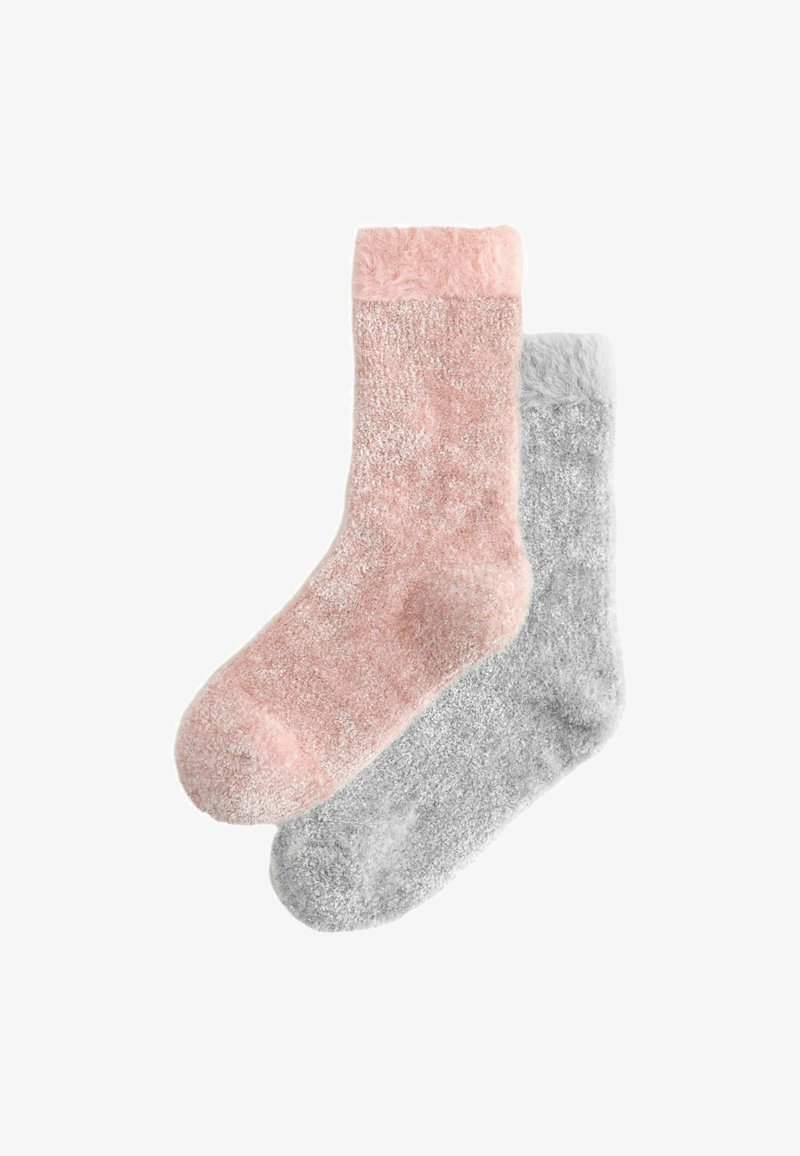 To par bløde, fuzzy sokker; den ene i lys pink med en pelslignende kant, den anden i lys grå med en glat tekstur.