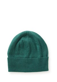 Zelená pletená čepice vyrobená z měkkého materiálu s žebrovaným lemem. Má hladkou texturu a zaoblenou špičku, vhodná pro každodenní nošení.