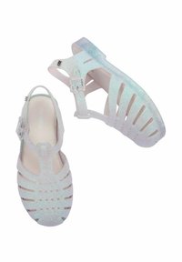 Holograficzne sandały żelowe z zapięciem na klamrę, charakteryzujące się paskową konstrukcją, otwartym przodem oraz teksturowaną podeszwą dla lepszej przyczepności.