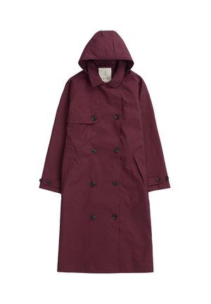 Cappotto impermeabile color mogano con design doppiopetto, bottoni neri e cappuccio. Presenta tasche laterali e una texture liscia.
