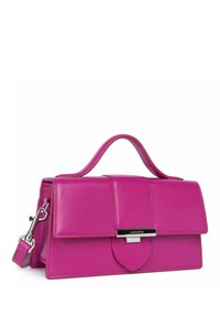 Sac à main en cuir rose vif avec un design structuré, fermeture rabat, poignée supérieure et bandoulière amovible. Accents en métal argenté.