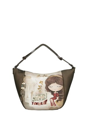 Borsa marrone e beige con illustrazione di una ragazza, testo "Conosci te stesso" e ciondoli decorativi appesi al manico.