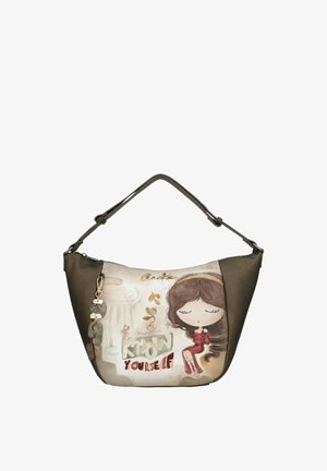 Borsa marrone e beige con illustrazione di una ragazza, testo "Conosci te stesso" e ciondoli decorativi appesi al manico.