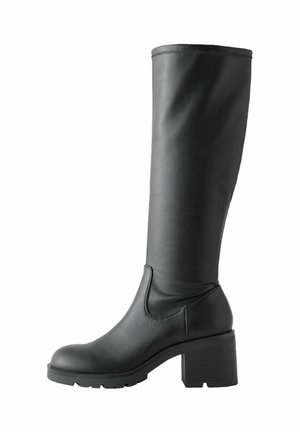 Hoher schwarzer Lederstiefel mit klobigem Absatz und abgerundeter Spitze, gestaltet für Mode und robuste Nutzung.