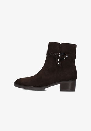 Bruine suède enkellaarzen met een ronde neus, een decoratieve band en zilveren accenten, en een lage blokhak.
