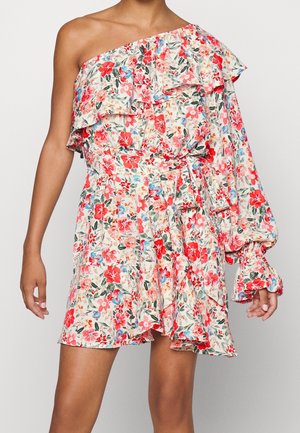 Kwiecista sukienka z odkrytymi ramionami, jednym długim bufiastym rękawem, dekoltem z falbanką i dopasowanym paskiem w talii w kolorach czerwonym, różowym, niebieskim i zielonym na kremowym tle.