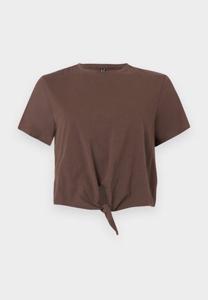 Top marrón de manga corta y corte corto con nudo frontal, cuello redondo y diseño sencillo sin costuras sobre un fondo liso.