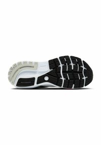 Schwarz-weißes Sohlenmuster eines Sportschuhs mit einer strukturierten Gummilauffläche und einem Rippenmuster, glatten Akzenten und einem auffälligen Logodetail.