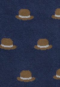 Niebieska dziana tkanina z powtarzającym się wzorem brązowych kapeluszy z białymi pasami. Tekstura jest gładka i miękka.