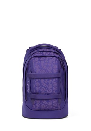 Lila Rucksack mit einem strukturierten Muster aus Smileys, verstellbaren Trägern und einem verstärkten Boden. Verfügt über mehrere Außentaschen.