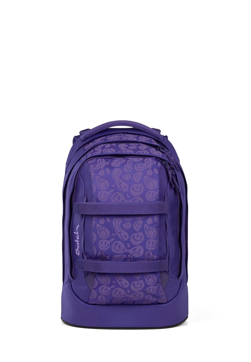 Mochila morada con un patrón texturizado de caritas sonrientes, correas ajustables y una base reforzada. Cuenta con varios compartimentos exteriores.