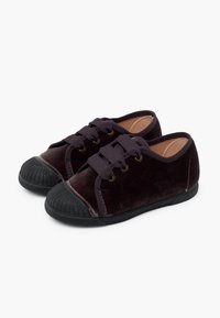 Sneakers in velluto di un profondo viola scuro, con lacci, punte in gomma e suole nere texturizzate. Forma rotonda con materiale superiore morbido e occhielli.