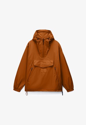 Πορτοκαλί ελαφρύ αντιανεμικό μπουφάν με ρυθμιζόμενο καπό, δύο εμπρόσθιες τσέπες με φερμουάρ, ελαστικά μανίκια και διακριτική τσέπη με λογότυπο στο στήθος.
