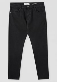 Vaqueros de mezclilla negra con un ajuste slim, diseño de cinco bolsillos y acentos de herrajes metálicos. La tela tiene una textura suave y un ligero desgaste.