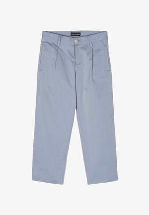 Pantaloni celesti chiari a vita alta con design a gamba dritta, pieghe frontali, due tasche laterali e chiusura con un solo bottone.