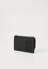 Portafoglio nero realizzato in materiale sintetico liscio. Presenta una chiusura con zip e diversi scomparti per carte su un lato, con un design rettangolare elegante.