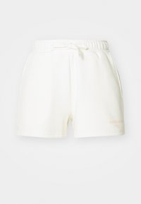 Pantaloni corti bianchi in cotone con vita elastica e un accento legato. Presentano tasche laterali e un piccolo logo stampato in arancione chiaro.